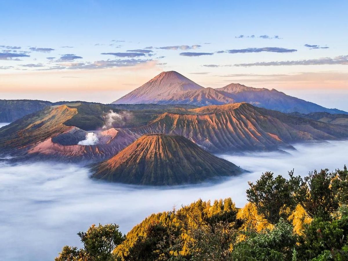 Menyingkap Sejarah Gunung Bromo, Legenda Cinta, Lautan Pasir, dan Warisan Leluhur Suku Tengger